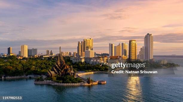 beautiful view of the sanctuary of truth. - pattaya stock-fotos und bilder