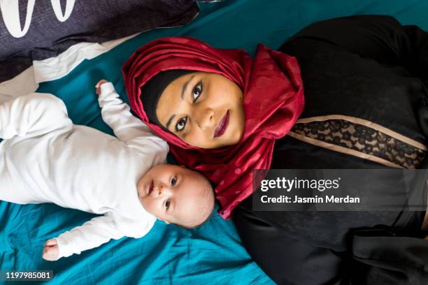 muslim mother and baby - pregnant muslim stockfoto's en -beelden