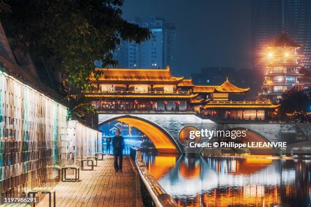 chengdu anshun bridge illuminated at night - chengdu stock pictures, royalty-free photos & images