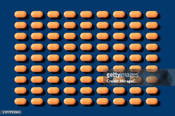 abundance of neatly arranged pills - ibuprofen stock-fotos und bilder