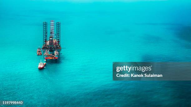 offshore oil rig in the gulf - greenhouse gas foto e immagini stock