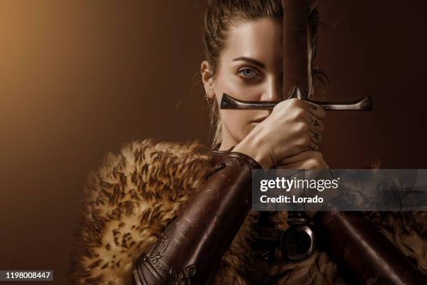 hermosa mujer vikinga - warriors fotografías e imágenes de stock