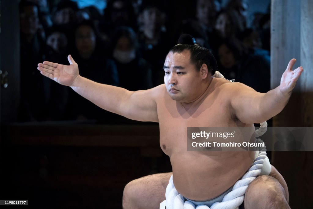 Mongolian-born grand sumo champion Yokozuna Kakuryu performs a kata News  Photo - Getty Images