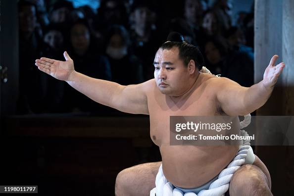 Sumo Wrestlers Celebrate New Year In Tokyo Sumo Wrestlers Celebrate New Year In Tokyo