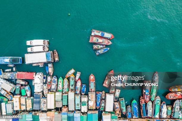 traditionelle boote im hafen von aberdeen angedockt hong kong - boat top view stock-fotos und bilder