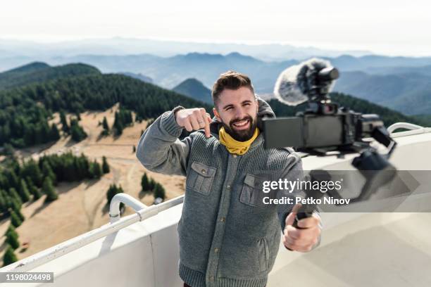 influenceur parlant à la caméra du sommet de montagne - influencer photos et images de collection