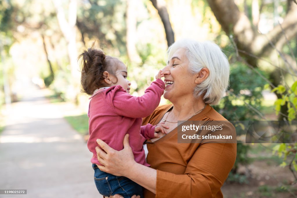 Abuela y nieta pasándose un buen rato en el Parque Público