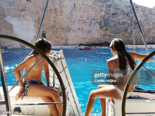 familia en velero - sailing greece fotografías e imágenes de stock