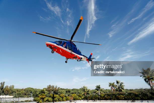 aterragem privada de helicóptero / decolagem - helicóptero - fotografias e filmes do acervo