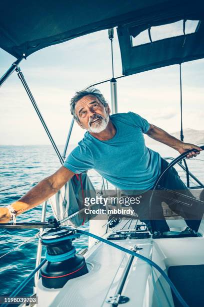 skipper segeln auf segelboot - segeln stock-fotos und bilder
