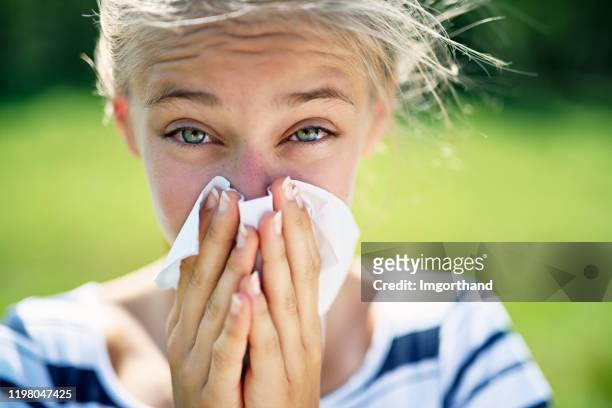 青少年 女孩 與 過敏 吹 鼻子 - sneezing 個照片及圖片檔