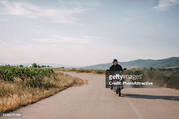 perfekte fahrt - motorbike on road stock-fotos und bilder