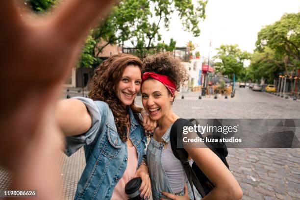 beste freunde, die ein selfie im urlaub machen - palermo buenos aires stock-fotos und bilder