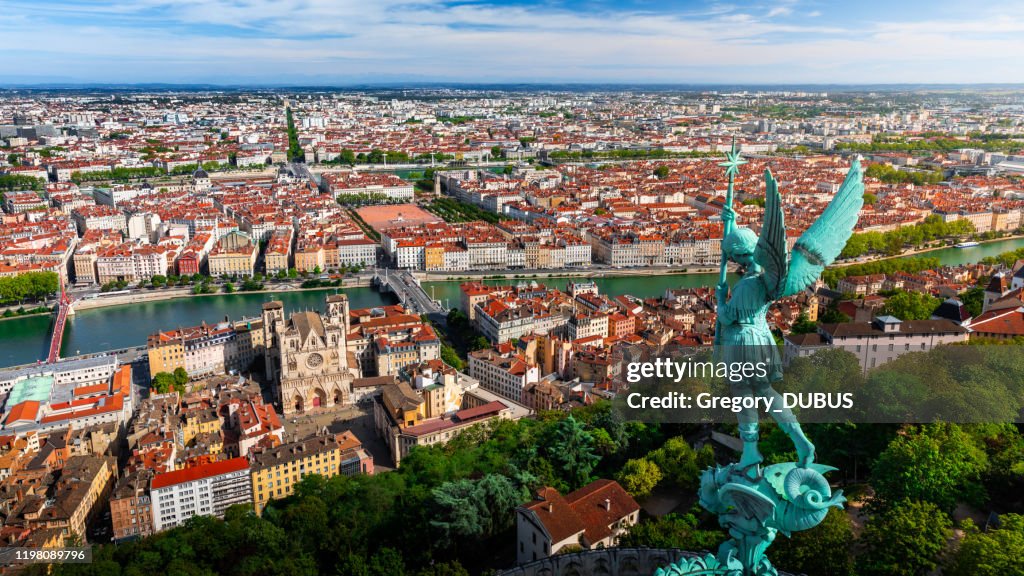 Awesome antenn syn på Lyon franska stadsbilden sedd från taken i basilikan Notre Dame de Fourviere med ärkeängeln Michael staty med utsikt över staden
