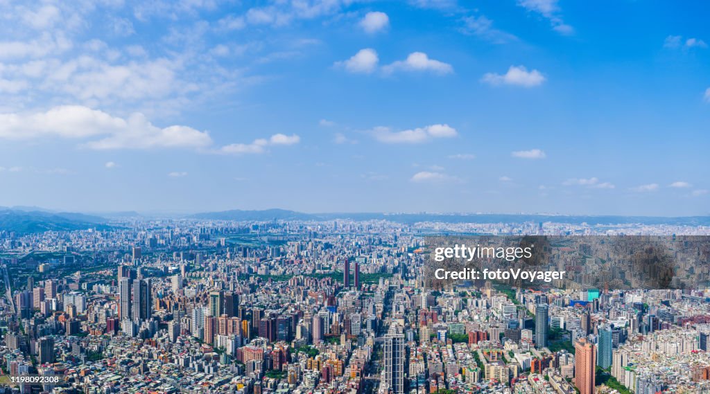 Panorama aéreo de Taipéi sobre el paisaje urbano abarrotado bajo cielos azules Taiwán