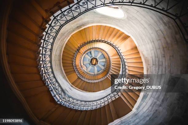 ehrfürchtig große wendeltreppe von unten in einem der schönen glockentürme der basilika notre dame de fourviere in lyon französisch stadt gesehen - wendeltreppe stock-fotos und bilder