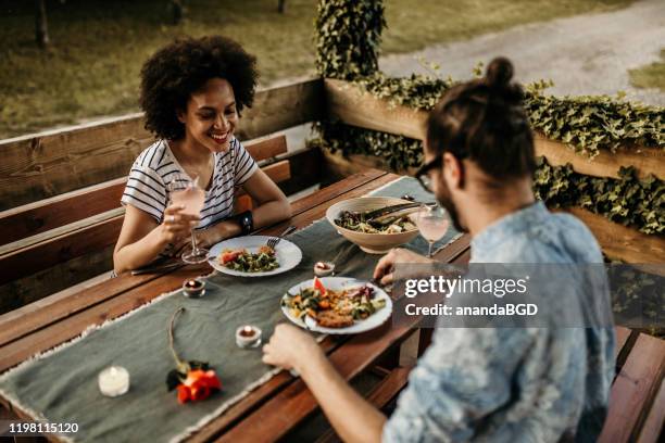 día de san valentín - mesa para dos fotografías e imágenes de stock