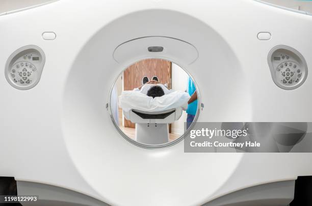 patient betritt katzenkanmaschine liegend - pet scan machine stock-fotos und bilder