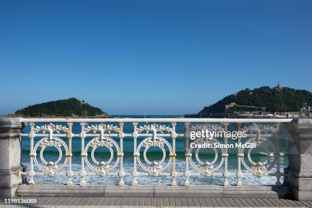 ornate metal balustrade railing along the promenade, paseo de la concha, san sebastian, guipuzcoa, spain - são sebastião espanha imagens e fotografias de stock