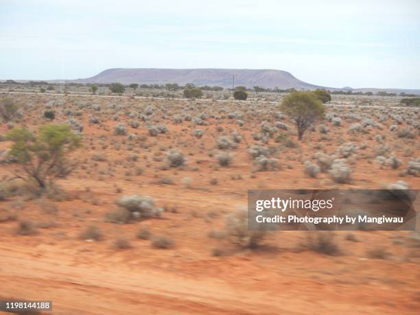 central australian mesa - ayers rock stock-fotos und bilder