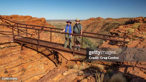 elderly couple enjoying nature at kings canyon, watarrka national park, nt, australia - kings canyon australia stockfoto's en -beelden