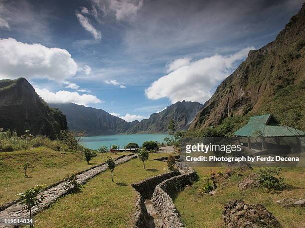 mount pinatubo crater - mt pinatubo stock pictures, royalty-free photos & images