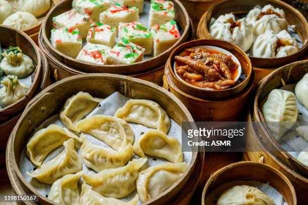 gedünsste asiatische knödel - chinese food stock-fotos und bilder
