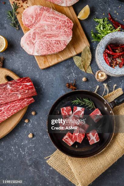 filetes de ternera crudos frescos en la mesa - argentina steak fotografías e imágenes de stock