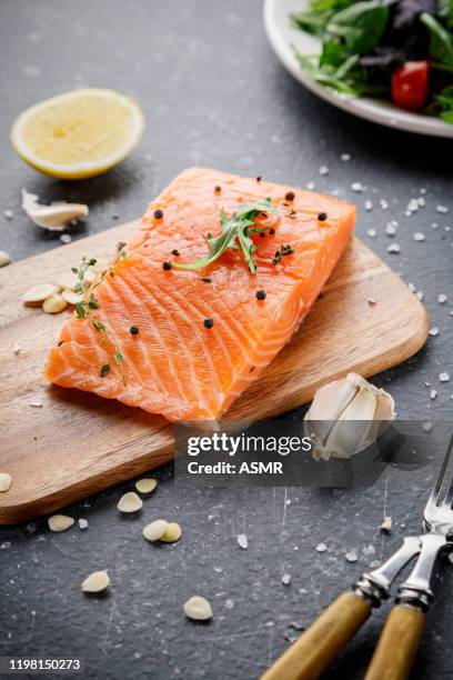 bistec de salmón crudo - filete de salmón fotografías e imágenes de stock
