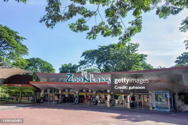 die vorderansicht des zoo negara malaysia - zoo eingang stock-fotos und bilder