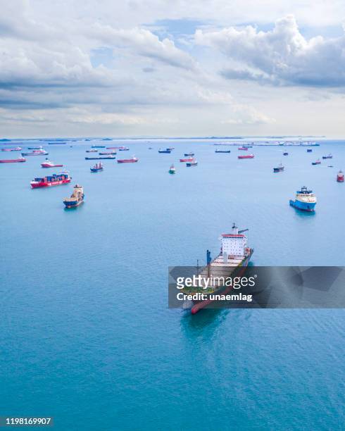 fartyg i hamn sett från ovan - boat singapore bildbanksfoton och bilder