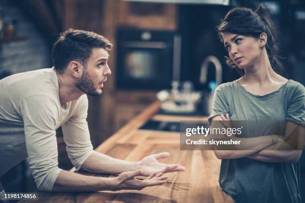 jeunes couples se disputant tout en ayant des problèmes dans leur relation. - betrayal photos et images de collection