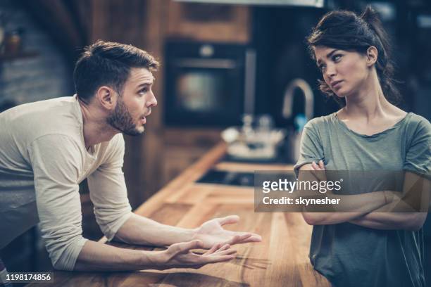 giovane coppia che litiga mentre ha problemi nella loro relazione. - diverbio foto e immagini stock