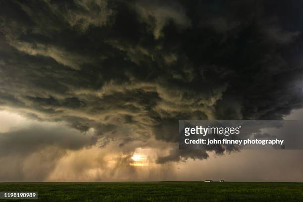 tornado warned supercell storm at sunset near judith gap, montana. usa - stormy clouds stock-fotos und bilder