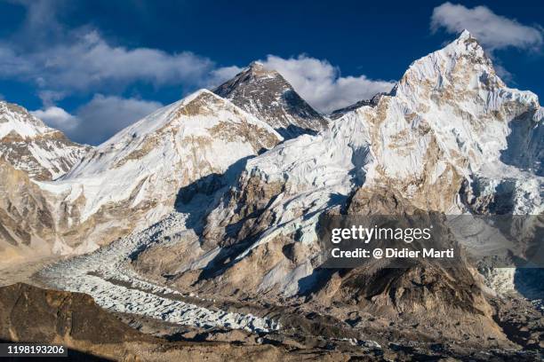the famous view of mt everest and nuptse from the kala patthar viewpoint in the nepalese himalaya - khumbu stockfoto's en -beelden