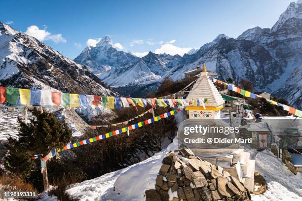 tibetan buddhism stupa at the top of the mong la pass in the himalaya with ama dablam peak in nepal. - népal photos et images de collection