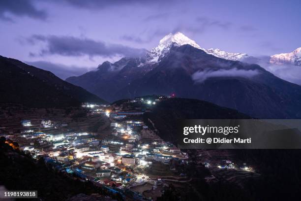 twilight over the famous namche bazaar village in the himalaya in nepal - bazar namche imagens e fotografias de stock