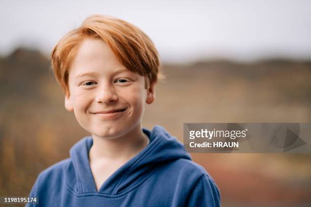 close-up portret van schattige lachende blonde jongen - 10 11 jaar stockfoto's en -beelden