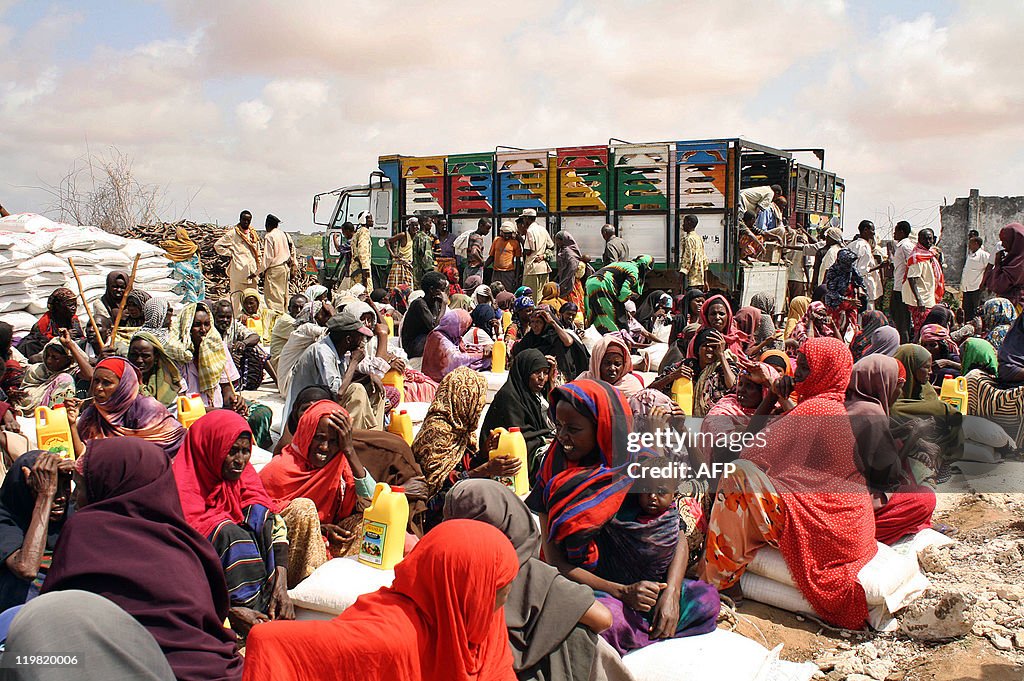 Displaced Somali families receive food-a