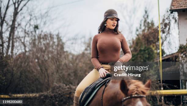 jonge jockey paardrijden een paard - hindernisrace paardenrennen stockfoto's en -beelden