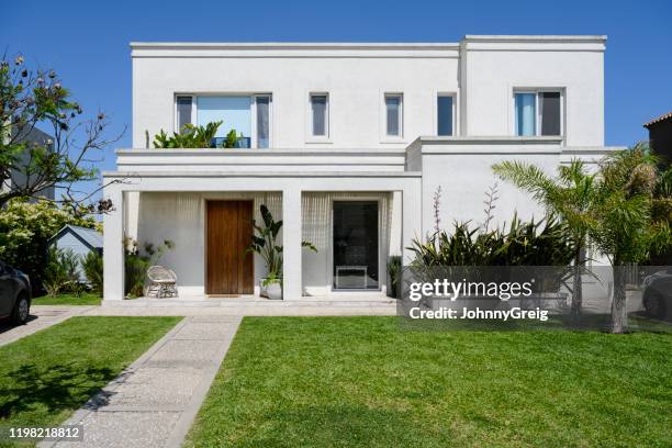 moderna casa de dos pisos y patio delantero en buenos aires - fachada fotografías e imágenes de stock