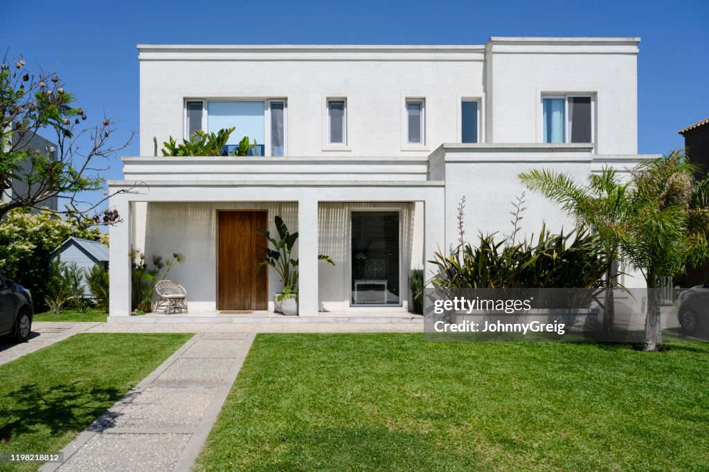 Maison moderne de deux étages et cour avant à Buenos Aires
