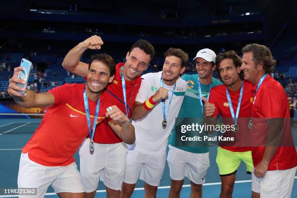 Rafael Nadal, Roberto Bautista Agut, Pablo Carreno Busta, Albert Ramos-Vinolas, Feliciano Lopez and Francisco Roig of Team Spain take a selfie after...