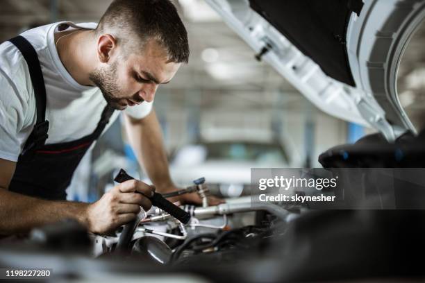 Breakdown Mechanic Car Breakdown Garage Photos and Premium High Res Pictures - Getty Images