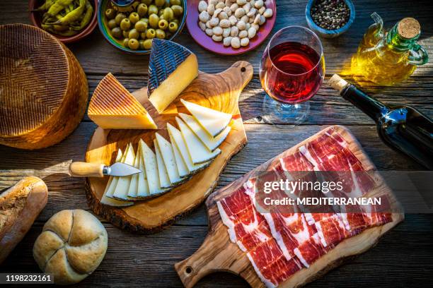 tapas de españa comida vino de jamón ibérico - queso español fotografías e imágenes de stock