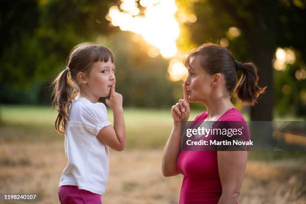 mother advice her kid to be disciplined - woman with finger on lips stock pictures, royalty-free photos & images
