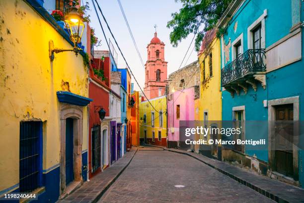 colorful alley in guanajuato city, mexico - guanajuato stock-fotos und bilder