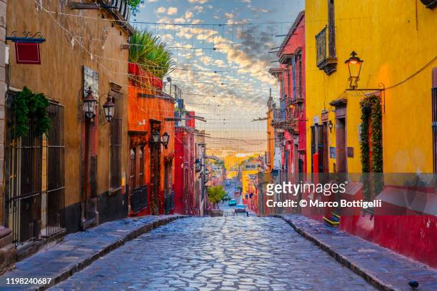 colorful alley in san miguel de allende, mexico - méxico stock pictures, royalty-free photos & images