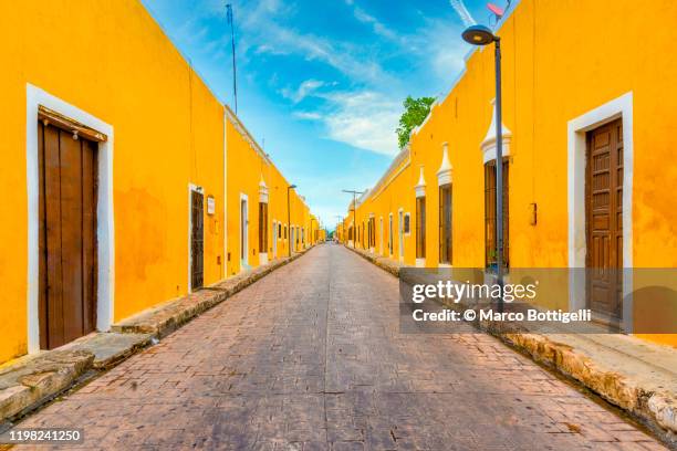 the yellow colonial city of izamal, yucatan, mexico - central america house stock pictures, royalty-free photos & images