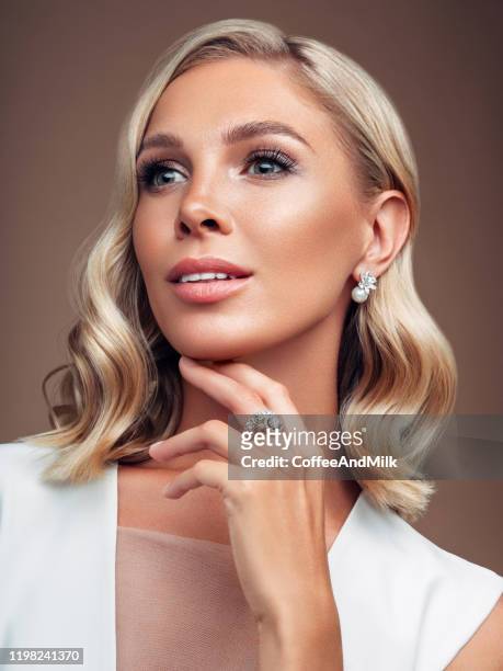 retrato de una mujer guapa - blonde model fotografías e imágenes de stock
